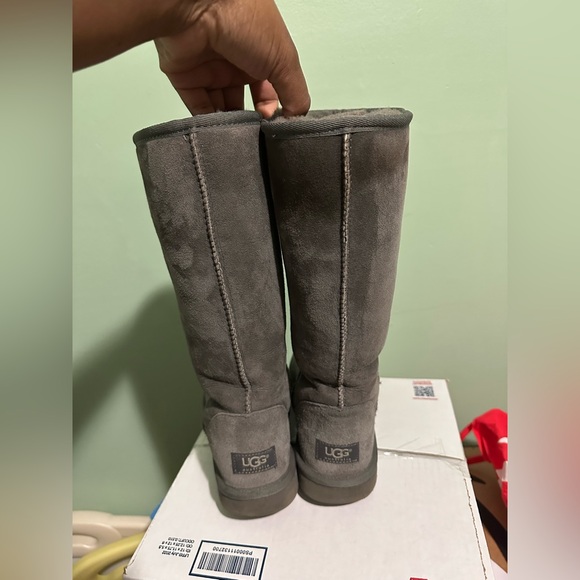 EUC Gray Uggs - Picture 12 of 16